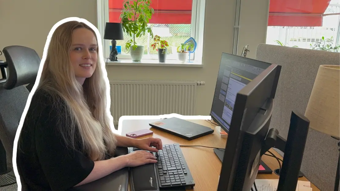 Caroline Thuresson sitter vid sin dator inne på sitt kontor i AME.