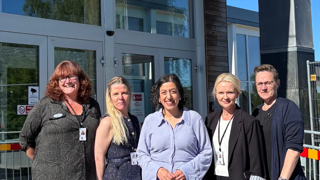 Jessica Gaffney, Ulrika Glans, Simona Mohamsson, Jane Larsson och Christine Ågren står framför Mogaskolan.
