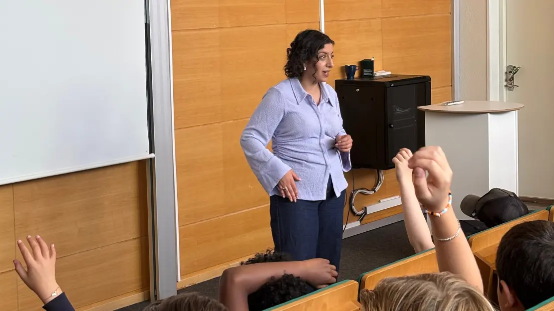 Utbildningsministern Simona Mohamsson träffar elever på Mogaskolan. Elever räcker upp händer för att ställa frågor.