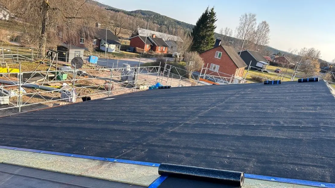 Byggarbetsplats från ett tak.