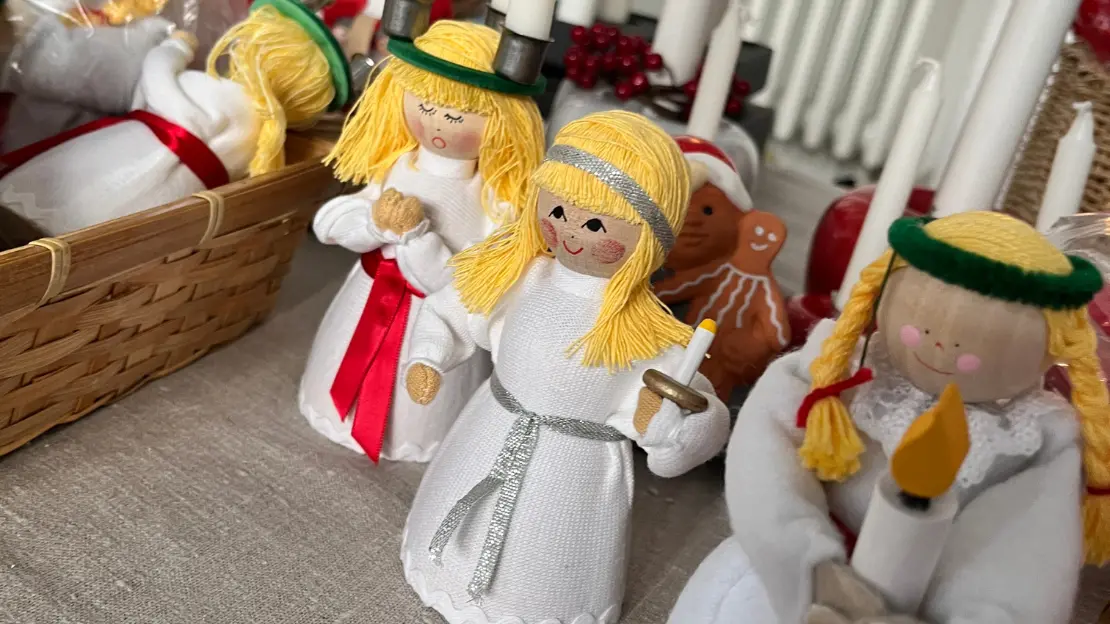 Ett luciatåg av handgjorda dockor. 
