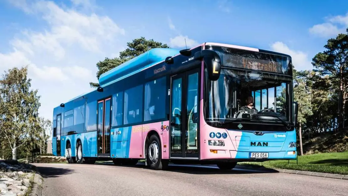 En västtrafik buss åker på en väg. Bilden tagen lite snett.