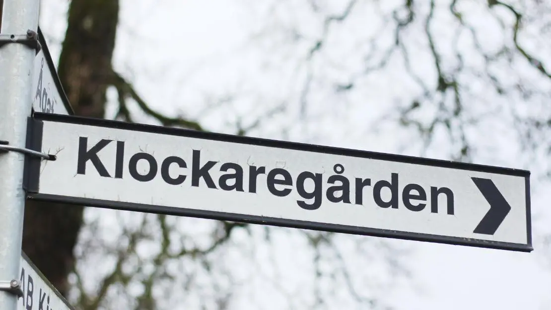Vägskylt med text Klockaregården.