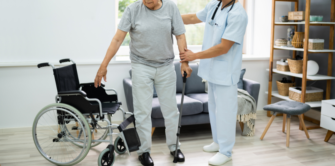 en sjuksköterska som hjälper en gammal man