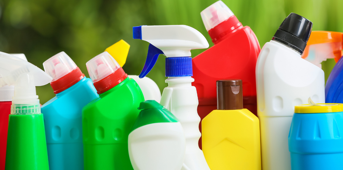 Plastflaskor som brukar innehålla rengöringsmedel.