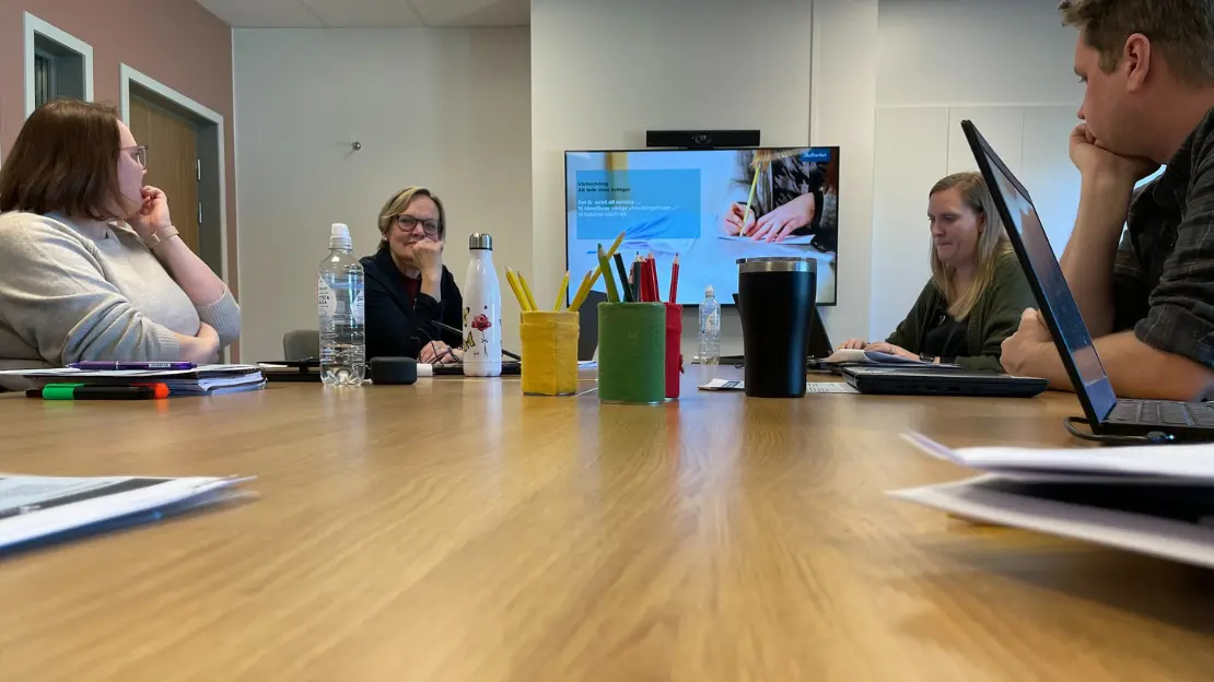 Deltagare i en processgrupp sitter och arbetar tillsammans.