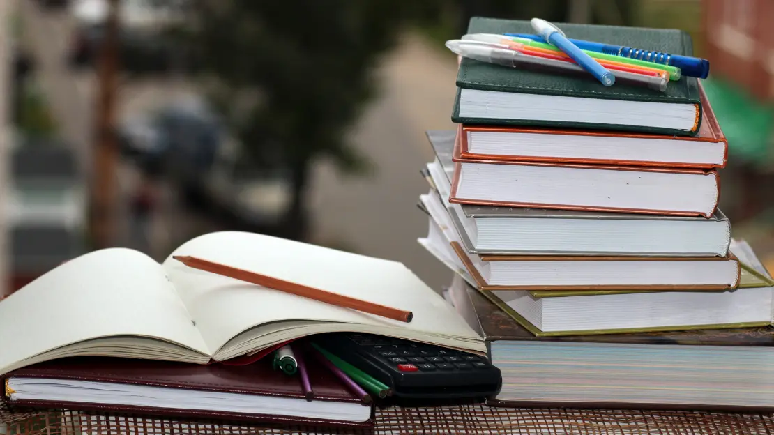 Flera böcker ligger på ett bord