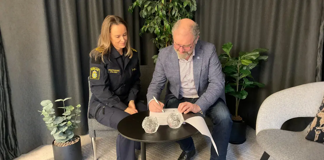 Polischef och kommunalråd skriver på samverkan.