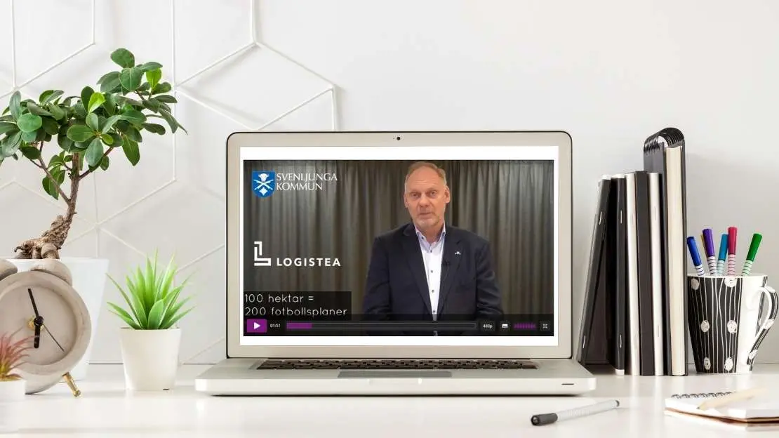 laptop öppen, videospelare syns