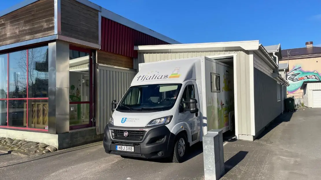 Bokbilen kör ut ur garaget bredvid biblioteket.