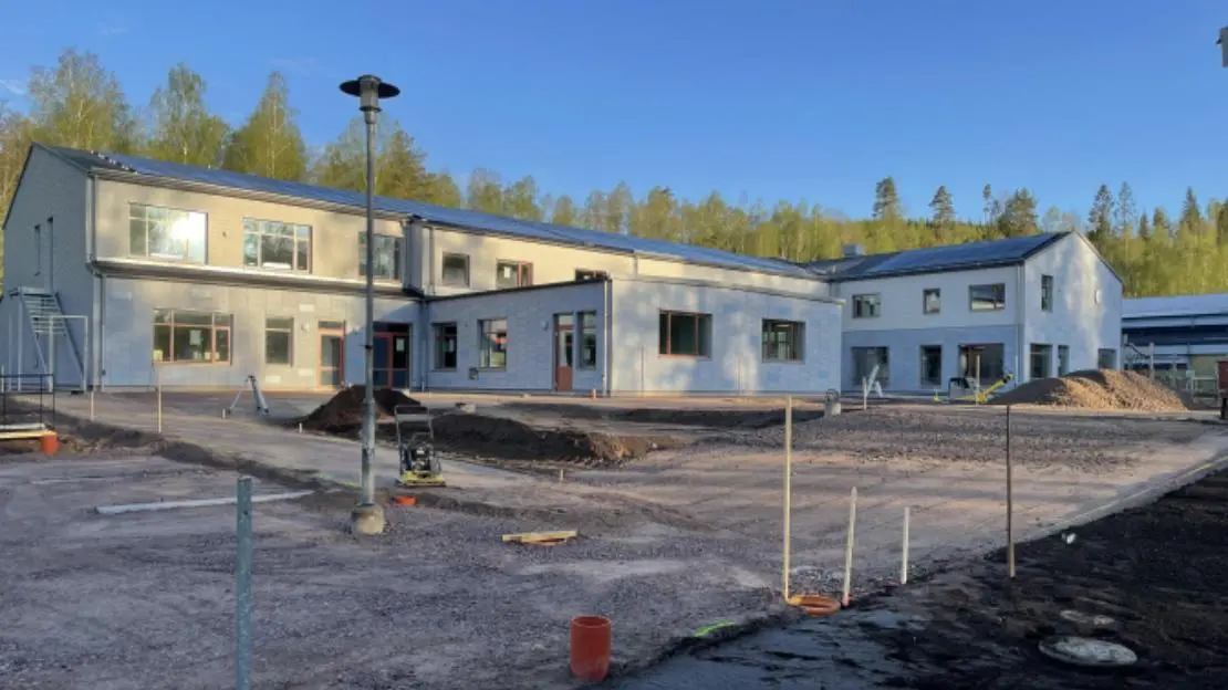 Skolbyggnad under uppbyggnad.