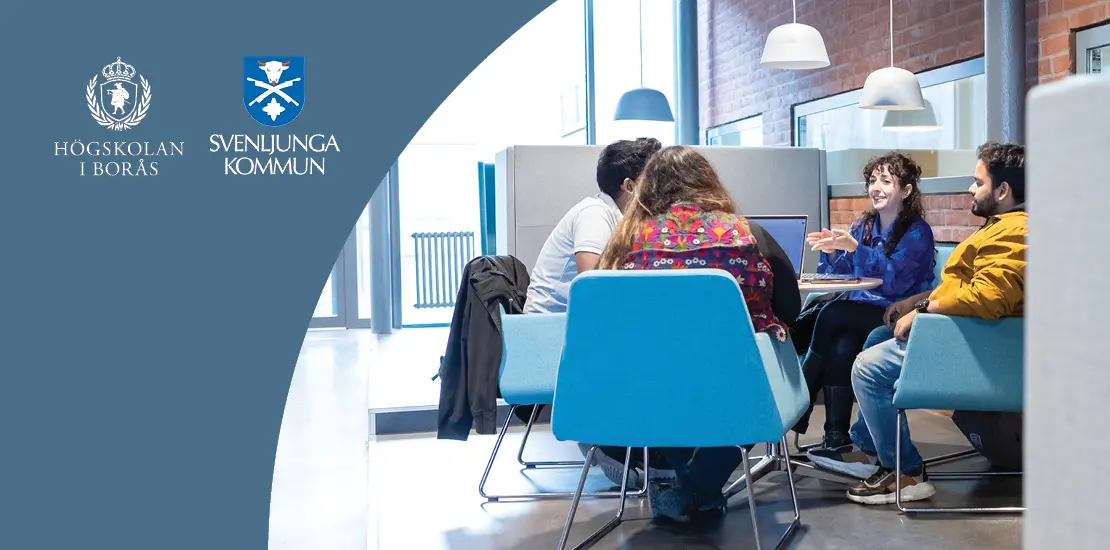 Studenter sitter runt ett bord och diskuterar. I bilden finns logga från Högskolan i Borås och logga från Svenljunga kommun då Tekniskt basår är ett samarbete dem emellan.