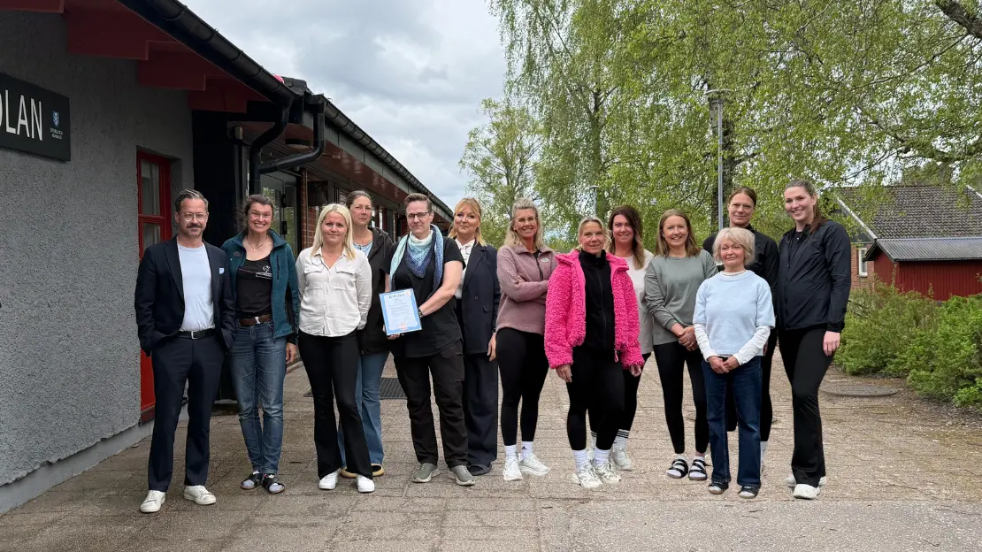 Medarbetare och Sebastian står utanför Landboskolan.