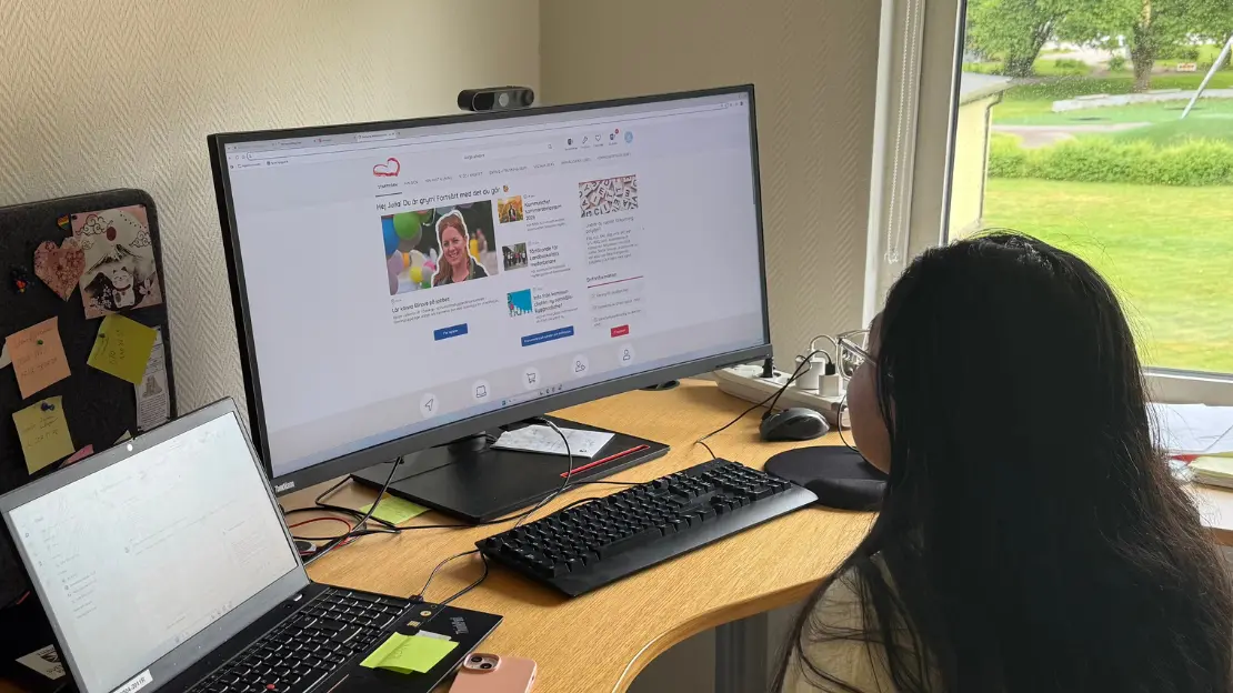 Alice profil tittar på en dator. där syns svenljunga.se.