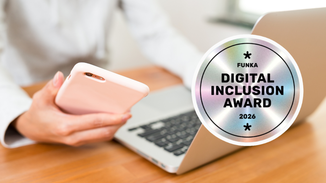 Person sitter vid dator och mobil, Funkas digital Inclusion Award logga i förgrunden.