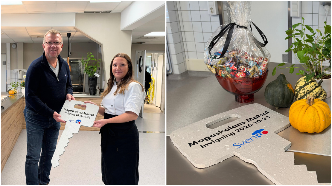 En man räcker över en stor symbolisk nyckel till en kvinna.