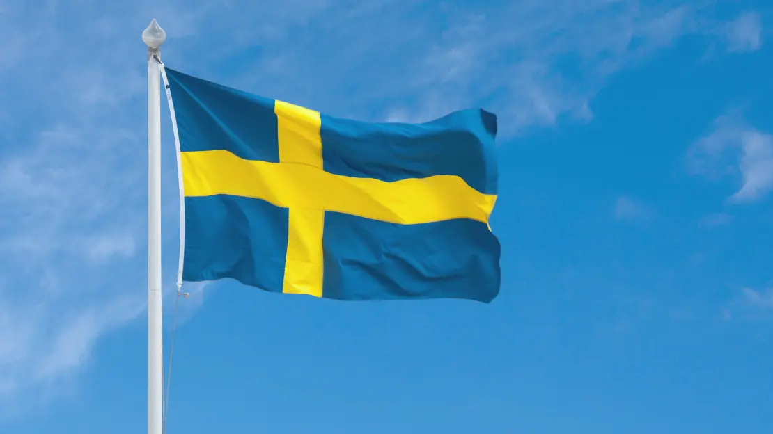En svensk flagg mot en blå himmel.