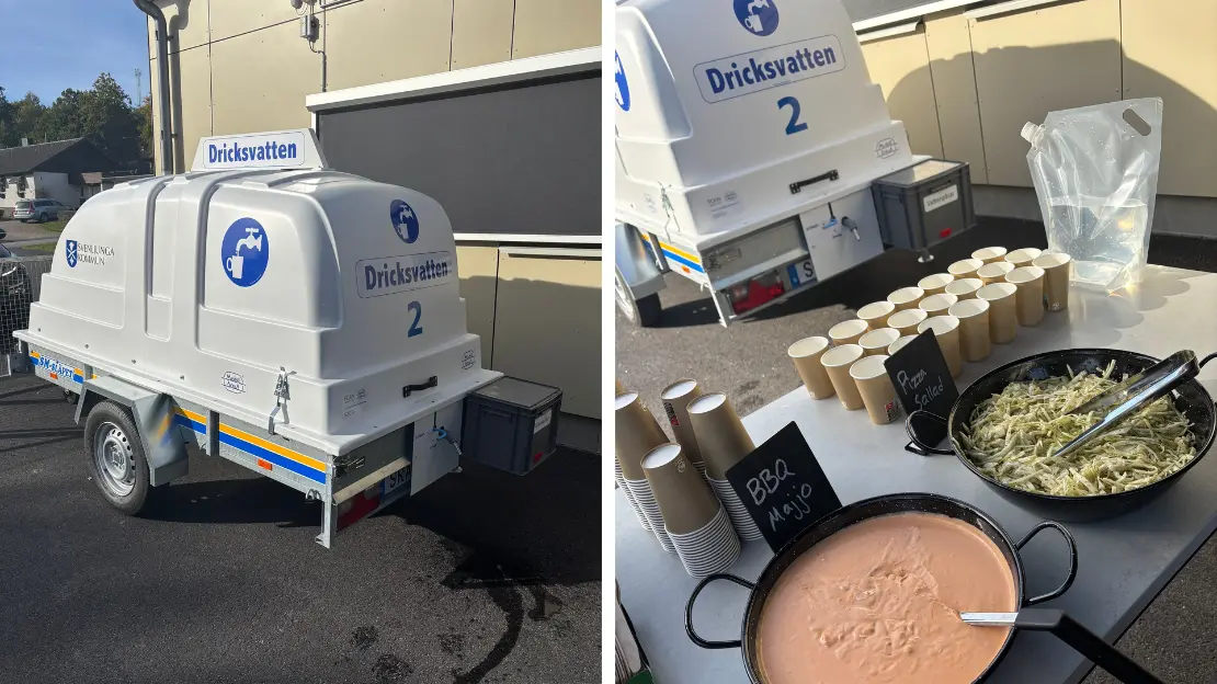 Vattentank på hjul och ett bord uppdukat med mat som lagats på krisköket. Pappersmuggar står också på bordet.