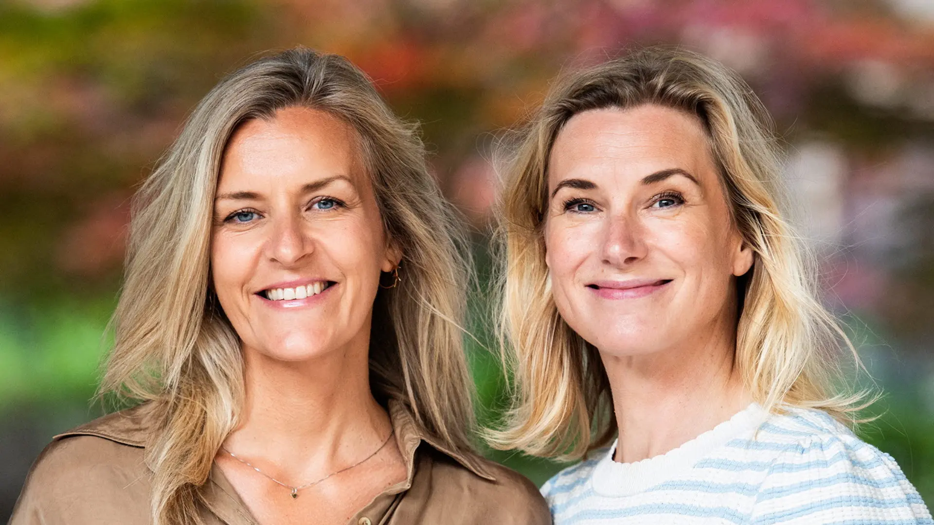 Närbild på psykologerna Maria och Kajsa. De ler och är glada. 