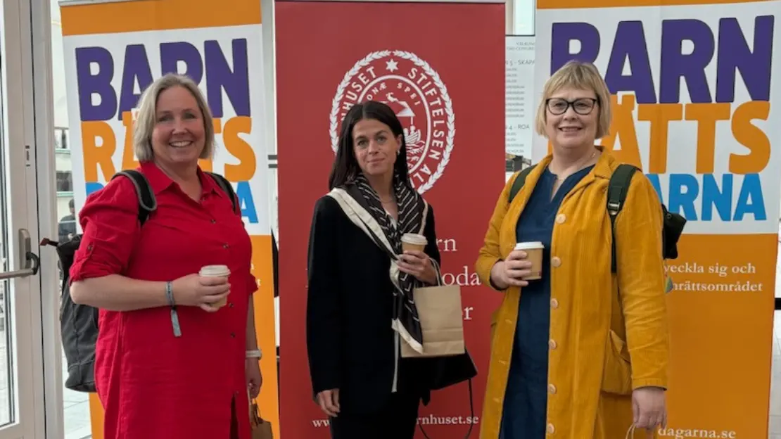 Tre medarbetare från Barn- och unga i Svenljunga BUS står framför monter från Barnrättsdagarna.