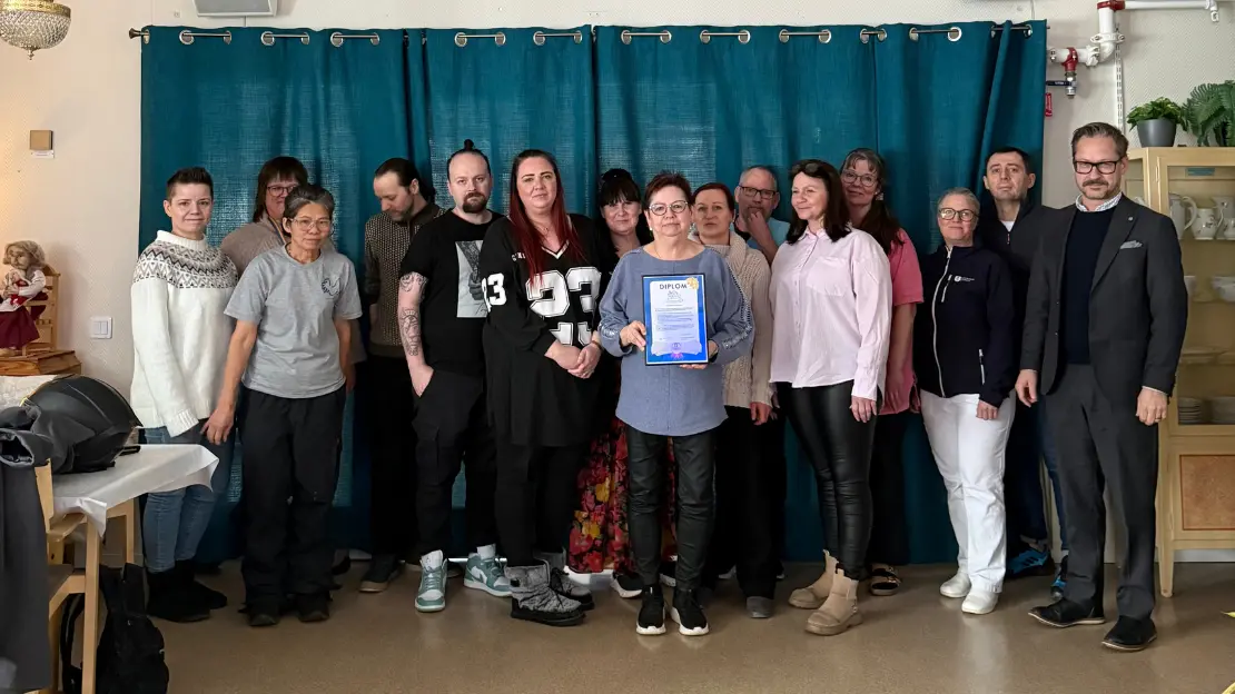 Gruppbild på medaretare på Gläntan Östrabo i Östra Frölunda tillsammans med kommunchef Sebastian Nydén. 