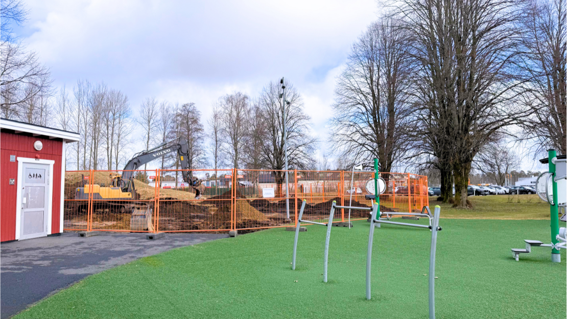 Grävmaskin gräver bredvid lekplatsen i Thilanderska parken