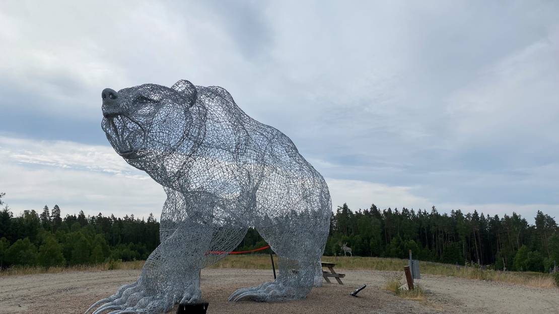 En stor skulptur i form av en björn gjord i metall