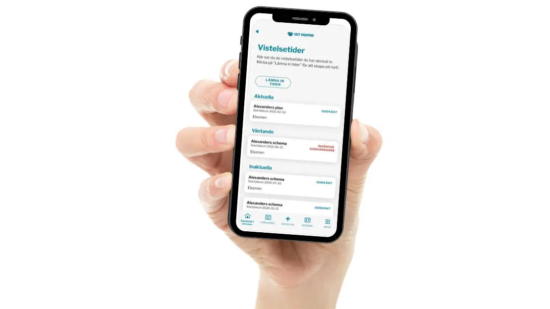 hand håller upp smartphone med appen IST home öppen