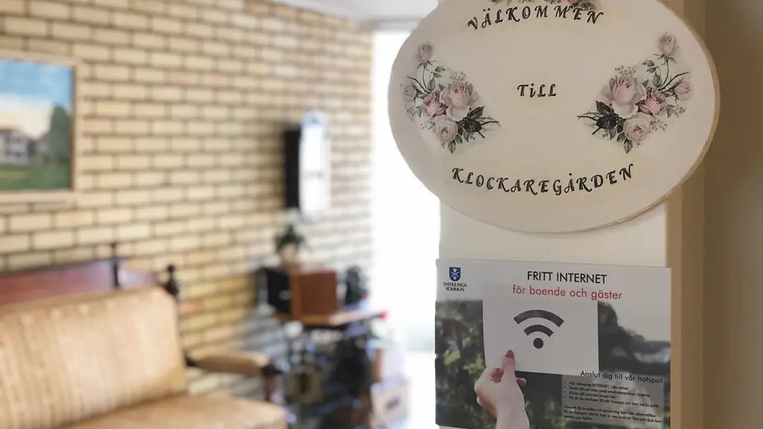 Skyltar Välkommen till Klockaregården och fritt internet för boende och besökare