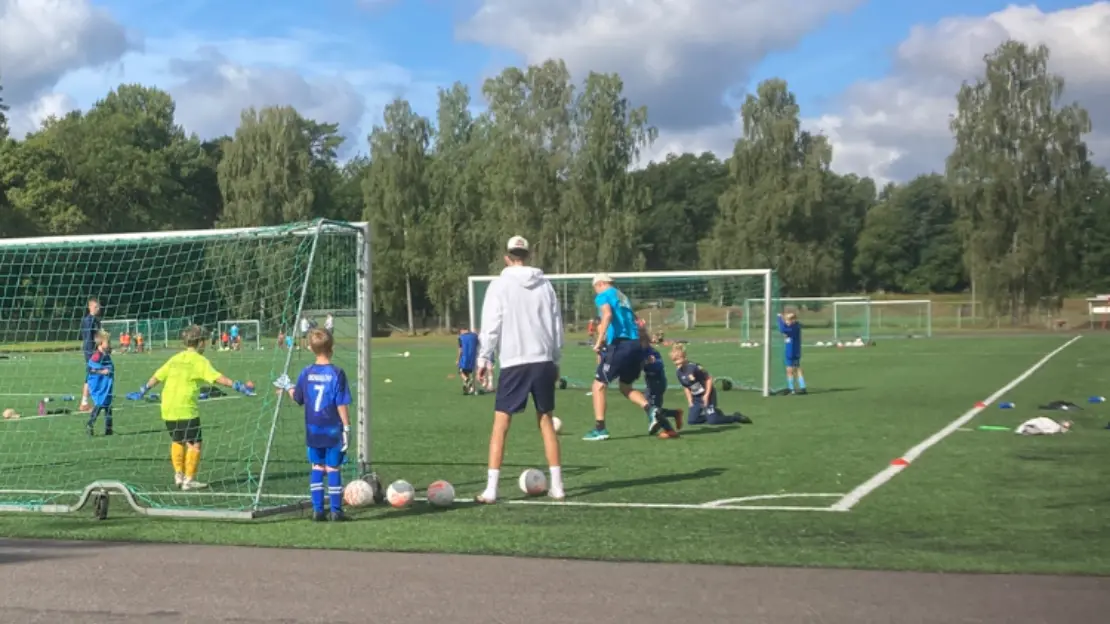 Fotbollsträning med barn vid ett fotbollsmål.