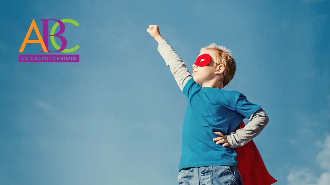 En pojke med mantel och ögonlapp står med en hand mot himlen, en hand på midjan. Som en superhjälte. ABC-logga i övre vänstra hörnet.