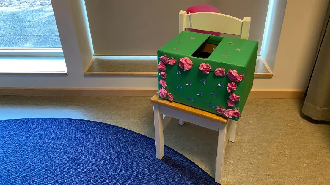 En valurna står på en stol.