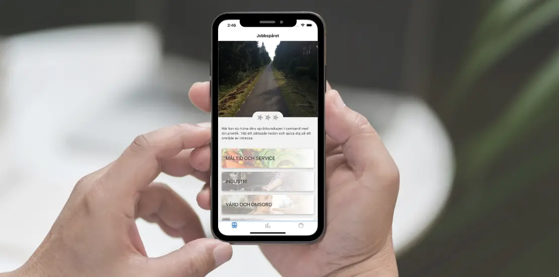 händer håller upp smartphone med appen Jobbspåret öppen på skärmen