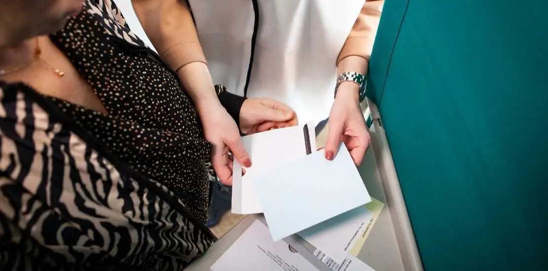 Röstmottagare hjälper en väljare.