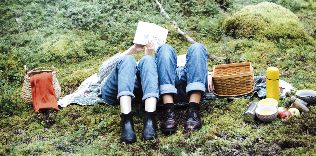 två personer ligger ner och vilar efter en picknick