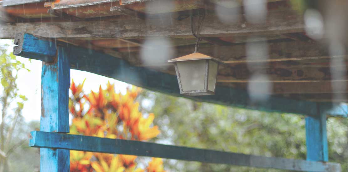en lampa hänger från ett utomhustak