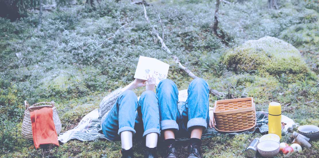 två personer vilar efter en picknick