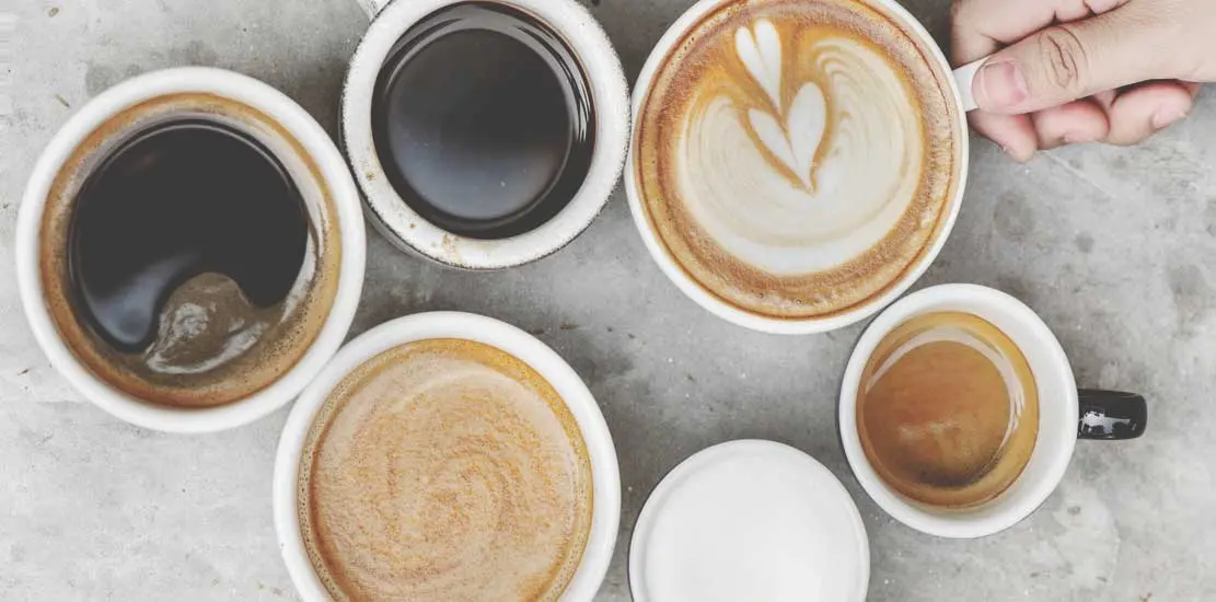 sex kaffekoppar var av fyra med olika mönster i skummet
