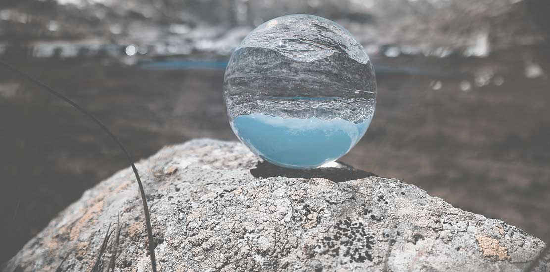 glaskula på en stor sten