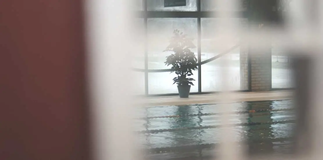 Suddig bild på en badbassäng