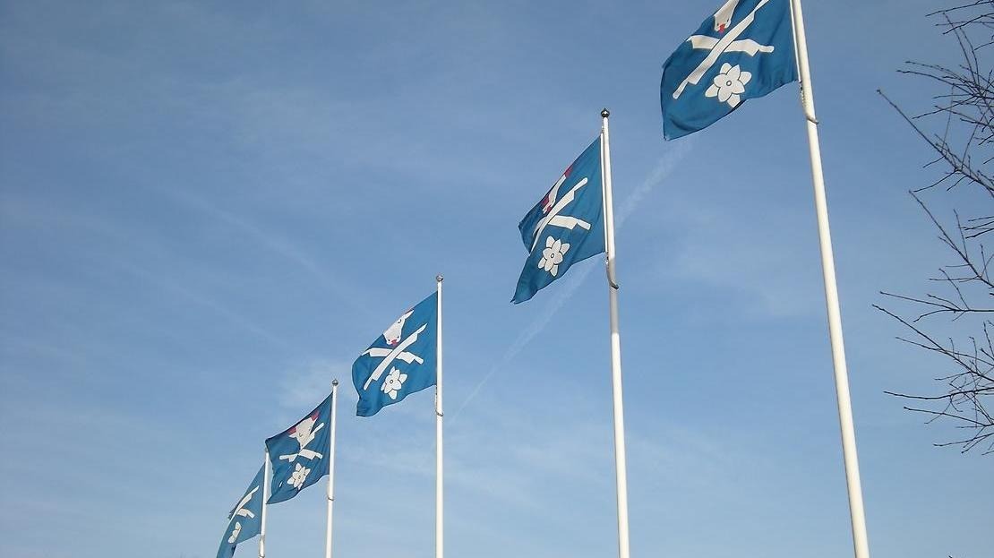 Kommunflaggor mot blå himmel