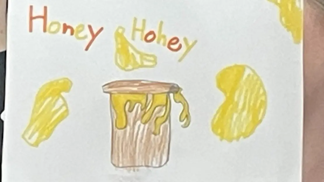 en skyllt där en elev målat en honungsburk för att symbolicera låten honey honey