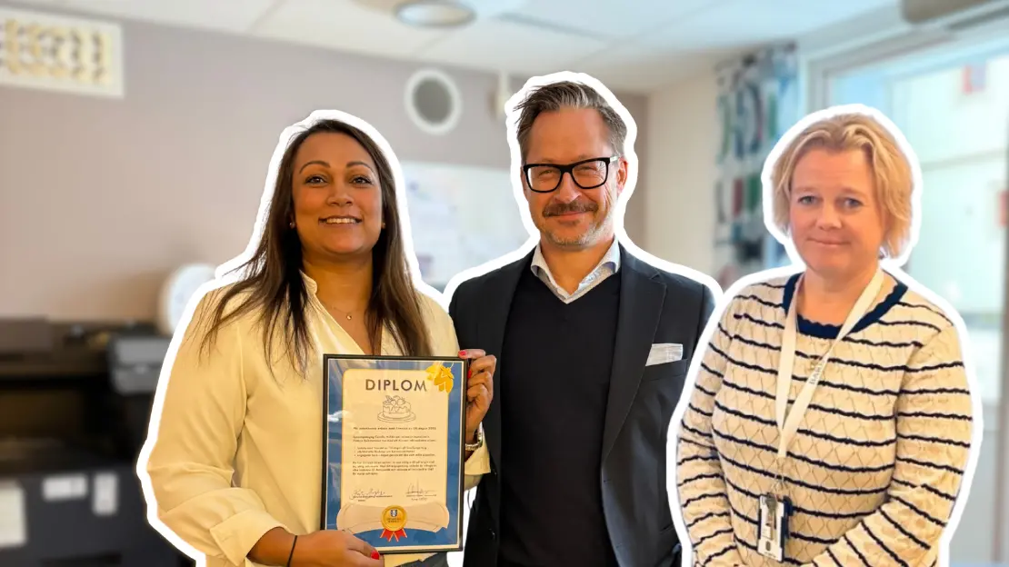 Victoria och camilla får diplom och tårta för sin insats i FN-dagen.