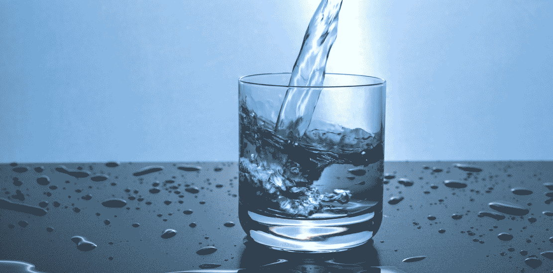 vatten hälls upp i ett glas