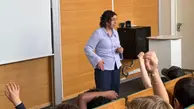 Utbildningsministern Simona Mohamsson träffar elever på Mogaskolan. Elever räcker upp händer för att ställa frågor.