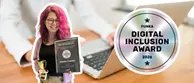 En person håller upp ett certifikat som säger "Årets Eldsjäl" och ett trofé. Runt om finns en logotyp med texten "FUNKA DIGITAL INKLUSION AWARD 2026".