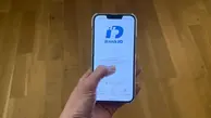 En hand håller en telefon som visar BankID