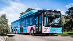 En västtrafik buss åker på en väg. Bilden tagen lite snett.