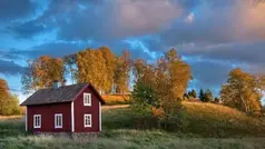 Falurött torp i höst landskap.