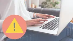 person arbetar vid datorn 